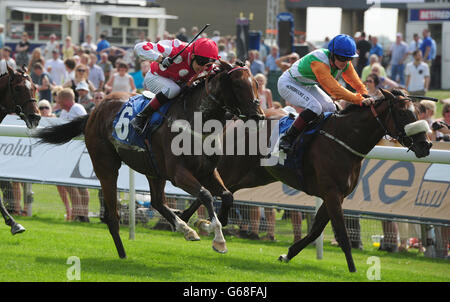 Kiwayu mit Luke Morris (links) schlägt Bridle Bell mit George Chaloner, um den GroceryAid Chairman's Charity Cup während des Summer Stakes Day des John Smith's Cup Meetings 2013 auf der York Racecourse, York, zu gewinnen. Stockfoto