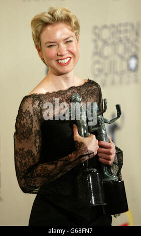 Schauspielerin Renee Zellweger posiert mit ihren Screen Actors Guild (sag) Awards für Fotos bei den 9. Jährlichen Screen Actors Guild Awards im Shrine Auditorium in Los Angeles. Zellweger gewann für ihre Rolle in Chicago eine herausragende Rolle einer Schauspielerin in einer Hauptrolle. * ... und die Besetzung von Chicago gewann auch für herausragende Leistung durch die Besetzung eines Filmes. Stockfoto