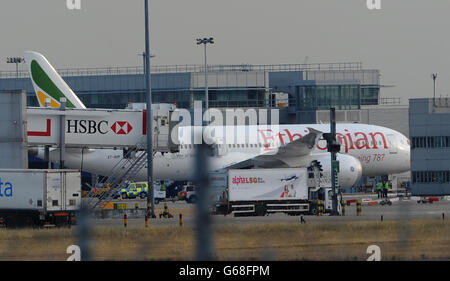 RÜCKÜBERMITTLUNG KORRIGIERENDER FLUGZEUGNAMEN AN 'Queen of Sheba' Gesamtansicht des Air Ethiopian Boeing 787 Dreamliner 'Queen of Sheba'-Flugzeugs auf der Start- und Landebahn in der Nähe von Terminal 3 am Londoner Flughafen Heathrow, das heute in Brand geriet. Stockfoto