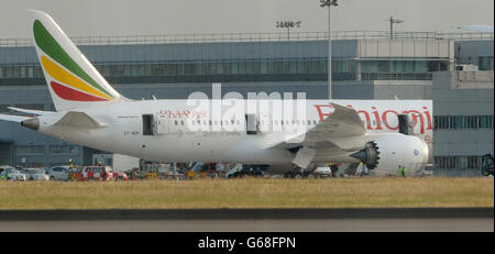 RÜCKÜBERMITTLUNG KORRIGIERENDER FLUGZEUGNAMEN AN 'Queen of Sheba' Gesamtansicht des Air Ethiopian Boeing 787 Dreamliner 'Queen of Sheba'-Flugzeugs auf der Start- und Landebahn in der Nähe von Terminal 3 am Londoner Flughafen Heathrow, das heute in Brand geriet. Stockfoto