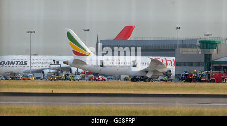 RÜCKÜBERMITTLUNG KORRIGIERENDER FLUGZEUGNAMEN AN 'Queen of Sheba' Gesamtansicht des Air Ethiopian Boeing 787 Dreamliner 'Queen of Sheba'-Flugzeugs auf der Start- und Landebahn in der Nähe von Terminal 3 am Londoner Flughafen Heathrow, das heute in Brand geriet. Stockfoto