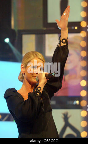 Die Rundfunkanstalt Ulrika Jonsson spielt auf der Bühne des Fame Academy House im Norden Londons, während der Comic Relief does Fame Academy. Stockfoto