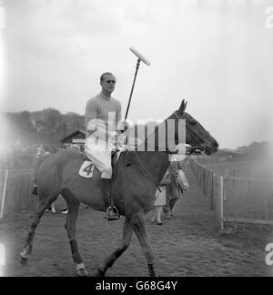 Prinz Philip, der Herzog von Edinburgh, reitet auf seinem Pony für das Polospiel, in dem er für die Welsh Guards gegen die Diehards zur Eröffnung der Polosaison in Smith's Lawn, Windsor, spielte Stockfoto