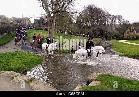 Heythrop Fuchsjagd an den Grenzen von Oxfordshire, Warwickshire und Gloucestershire, verhandeln eine ford im Dorf Upper Slaughter. * The League Against Cruel Sports stellte heute Videomaterial vor, in dem ein ehemaliges Mitglied der Heythrop Hunt Hunde in eine der künstlichen Fuchserden ließ. 30/6/03: Die Abgeordneten diskutieren über ein umstrittenes neues Gesetz, das es ermöglichen würde, die Fuchsjagd fortzusetzen, aber unter einem strengen Regulierungssystem. Während Hasenjagd und Hirschjagd nach den vorgeschlagenen Rechtsvorschriften verboten würden, wollen eine große Anzahl von Abgeordneten auch die Fuchsjagd verbieten und haben einen Änderungsantrag eingereicht Stockfoto