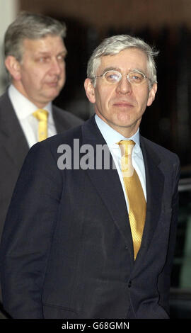 Außenminister Jack Straw kommt in der Downing Street zu einem Treffen mit Premierminister Tony Blair an. Stockfoto