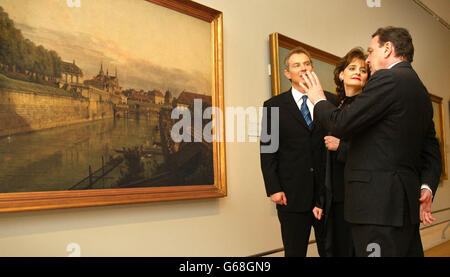 Der britische Premierminister Tony Blair, Left, zusammen mit seiner Frau Cherie und dem deutschen Bundeskanzler Gerhard Schröder sehen Arbeiten in der Ausstellung "Meisterwerke aus Dresden" in der Royal Academy of Art in London. * Herr Schroeder besuchte Herrn Blair, um über neue Resolutionen der Vereinten Nationen zum Irak zu diskutieren. Stockfoto