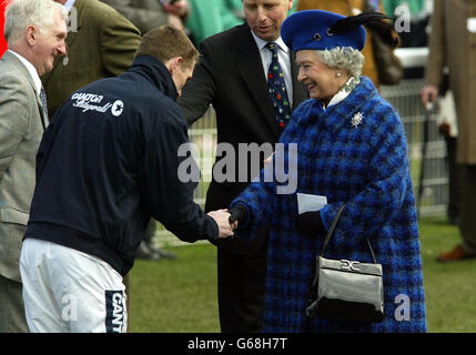 Die britische Königin Elizabeth II. Wird am Gold Cup-Tag dem Meisterjockey Tony McCoy auf der Rennbahn Cheltenham vorgestellt. *..die Königin enthüllte eine Bronzebüste der Königin Mutter beim Cheltenham Gold Cup Renntreffen und sollte auch den Tote Cheltenham Gold Cup bei ihrem ersten Besuch beim Cheltenham Festival seit 1951 präsentieren, als sie als Prinzessin Elizabeth ihre Mutter begleitete. Stockfoto