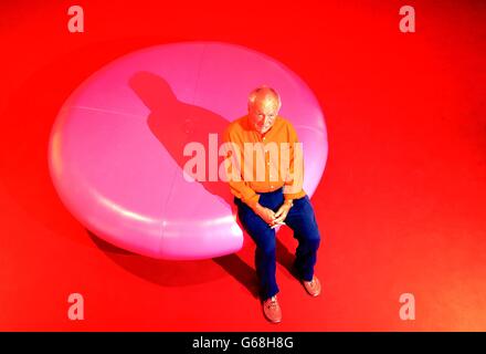 Der Architekt Richard Rogers sitzt auf einem rosafarbenen Hocker in einem völlig rosafarbenen Raum, der im Rahmen der Richard Rogers RA: Inside Out-Ausstellung in der Royal Academy of Arts im Zentrum von London vom 18. Juli bis 13. Oktober im RA stattfindet. Stockfoto