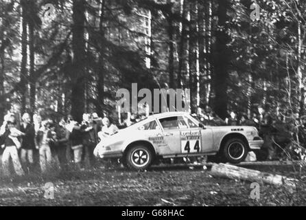 Die RAC Round-Britain-Rallye startete gestern von Bath aus und während der zweiten Etappe stürzten der westdeutsche Meister Heinz-Walter Schewe und sein Beifahrer Franz-Josef Moormann ihren Porsche 911SC auf einer engen Kurve im Forest of Dean in die Zuschauer. Zwei Zuschauer wurden schwer verletzt und mehrere andere verletzt, was dazu führte, dass die Bühne aufgegeben wurde und die Teilnehmer auf die dritte Bühne übergingen. Stockfoto