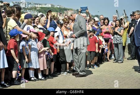 Der Prinz von Wales chattet mit Schulkindern der Brixham Church of England, während das königliche Fest sich darauf vorbereitet, ihre Tour durch die historischen Fischerboote in der Brixham Marina im Fischerhafen Devonshire zu verlassen, während die Herzogin und der Prinz an ihrem jährlichen Sommerbesuch in Cornwall und Devon teilnehmen. Stockfoto