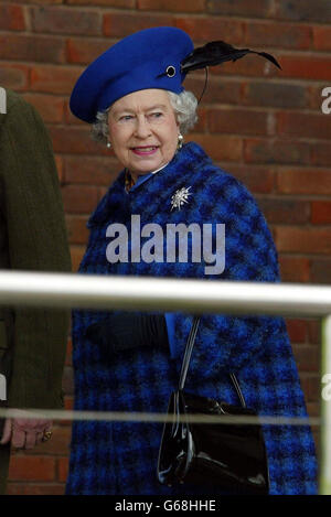 Die britische Königin Elizabeth II. Kommt am Gold Cup-Tag auf der Rennbahn Cheltenham an. Die Königin enthüllte beim Cheltenham Gold Cup-Renntreffen eine Bronzebüste der Königin-Mutter und sollte auch den Tote Cheltenham Gold Cup bei ihrem ersten Besuch beim Cheltenham Festival seit 1951 präsentieren, als sie als Prinzessin Elizabeth ihre Mutter begleitete. Stockfoto