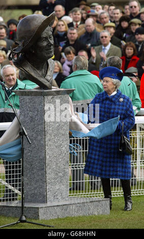 Die britische Königin Elizabeth II. Enthüllt am Gold Cup-Tag eine Bronzebust der Queen Mother auf der Rennbahn Cheltenham. Die Königin sollte den Tote Cheltenham Gold Cup bei ihrem ersten Besuch beim Cheltenham Festival seit 1951, als sie als Prinzessin Elizabeth ihre Mutter begleitete, präsentieren. Stockfoto