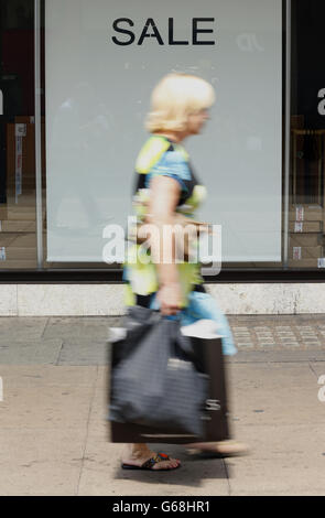 Einkaufen Im Sommer. Allgemeine Ansicht der Käufer auf der Oxford Street, London bei warmem Sommerwetter. Stockfoto