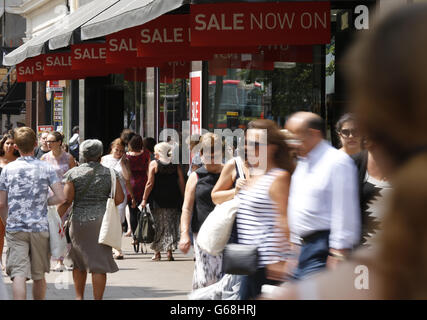 Einkaufen Im Sommer. Allgemeine Ansicht der Käufer auf der Oxford Street, London bei warmem Sommerwetter. Stockfoto