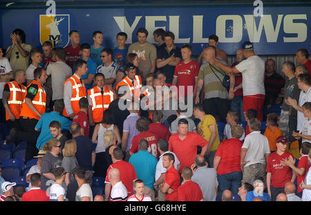 Allgemeiner Blick auf die Probleme in den Ständen unter den Fans Stockfoto