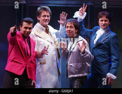 Von links nach rechts: Ricky Aron (50er Jahre Cliff), Mike Read (aktueller Cliff), Jimmy Jemain (70er Jahre Cliff) und Miles Guerinni (60er Jahre Cliff) bei der Probe für Cliff - das Musical im Prince of Wales Theatre im Zentrum von London. * der ehemalige Radio One dj Mike Read wird in der Rolle von Sir Cliff Richard gespielt. Ricky Aron, Miles Guerrini und Jimmy Jemain werden in verschiedenen Phasen seiner Karriere als die anderen „Cliffs“ eingesetzt. Stockfoto