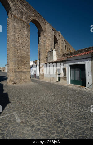 Häuser entlang der Bögen der Roman Aqueduct Silber Wasser in Rua Do Cano Street, Downtown Évora Alentejo, Portugal Stockfoto