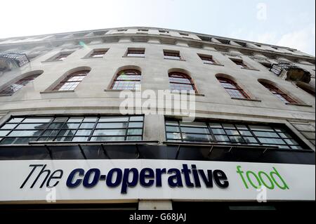 Eine allgemeine Ansicht eines Co-operativen Lebensmittelgeschäfts in The Strand, im Zentrum von London, als die umkämpfte Co-operative Gruppe nach neuen Zahlen zum ersten Mal seit Februar mit den Kummer im Bankgeschäft zuckte, als das Supermarktgeschäft wieder zu einem Umsatzwachstum im Lebensmittelgeschäft zurückkehrte. Stockfoto