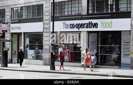 Eine allgemeine Ansicht eines Co-operativen Lebensmittelgeschäfts in The Strand, im Zentrum von London, als die umkämpfte Co-operative Gruppe nach neuen Zahlen zum ersten Mal seit Februar mit den Kummer im Bankgeschäft zuckte, als das Supermarktgeschäft wieder zu einem Umsatzwachstum im Lebensmittelgeschäft zurückkehrte. Stockfoto