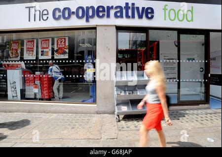 Eine allgemeine Ansicht eines Co-operativen Lebensmittelgeschäfts in The Strand, im Zentrum von London, als die umkämpfte Co-operative Gruppe nach neuen Zahlen zum ersten Mal seit Februar mit den Kummer im Bankgeschäft zuckte, als das Supermarktgeschäft wieder zu einem Umsatzwachstum im Lebensmittelgeschäft zurückkehrte. Stockfoto