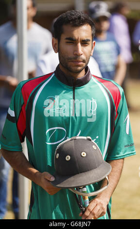 Rashid Albwardy vom Dubai Polo Team beim zweiten Halbfinale des Veuve Clicquot Polo Gold Cup im Cowdray Park in Midhurst, West Sussex. Stockfoto