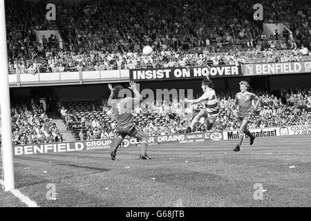 Gerry Francis (Mitte) von Queens Park Rangers geht über die Bar, während Nottingham Forest Keeper Peter Shilton nach vorne rennt. Waldverteidiger Colin Barrett befindet sich auf der rechten Seite. Stockfoto