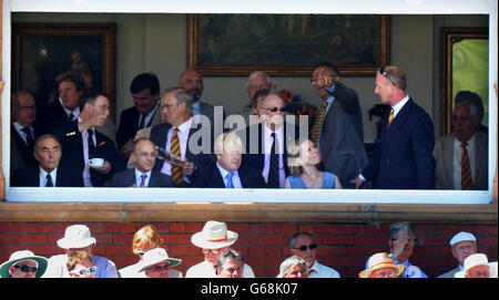 Der Bürgermeister von London Boris Johnson beobachtet die Aktion vom MCC Comity Room im Pavillon am zweiten Tag des zweiten Investec Ashes Tests am Lord's Cricket Ground, London. Stockfoto