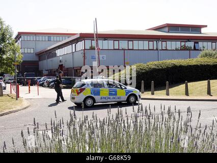 Polizeiaktivitäten in einer Industrieeinheit, die das Hauptquartier des Softwareunternehmens Delcam in Small Heath, Birmingham ist, nachdem zwei ukrainische Männer nach Anti-Terror-Gesetzen befragt wurden, haben den Ort einer Explosion in der Nähe der Wolverhampton Central Mosque gefunden. Stockfoto