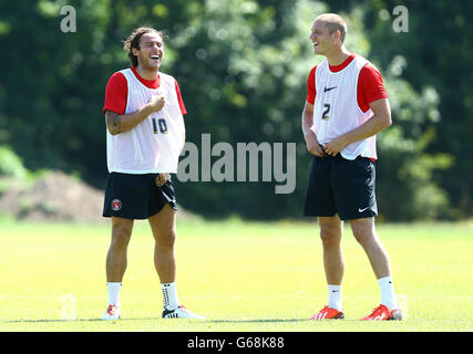 Lawrie Wilson (links) und Michael Morrison von Charlton Athletic teilen sich während des Trainings einen Witz Stockfoto