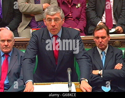 Außenminister Jack Straw spricht vor dem Unterhaus. Robin Cook hat heute Abend Tony Blairs Entschlossenheit auf die Probe gestellt und das Kabinett verlassen, als Großbritannien und die USA die Decks für militärische Aktionen gegen den Irak freilegten. * Präsident George Bush wird eine Fernsehansprache an das amerikanische Volk nutzen, die um 1 Uhr morgens im Vereinigten Königreich gesendet wird, um Saddam Hussein ein ein Ultimatum zu schicken, sein Land zu verlassen oder gewaltsam entfernt zu werden. Stockfoto