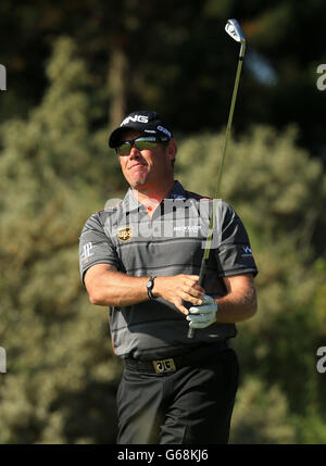 Englands Lee Westwood am dritten Abschlag während des zweiten Tages der 2013 Open Championship im Muirfield Golf Club, East Lothian. Stockfoto