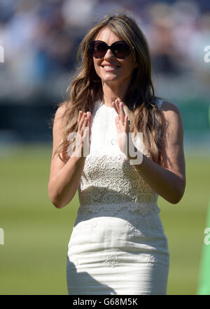 Cricket - Zweiter Investec Ashes Test - England gegen Australien - Tag zwei - Lord's. Liz Hurley sieht zu, wie ihr Freund, Ex-Cricketspieler Shane Warne, in die ICC Hall of Fame aufgenommen wird Stockfoto