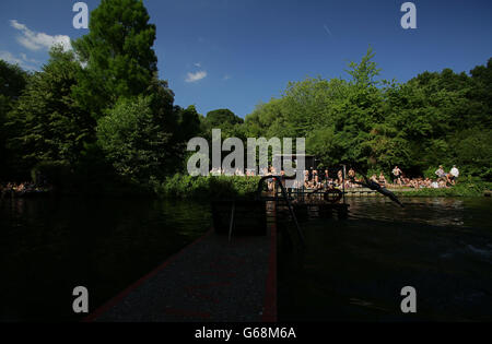 Schwimmer und Sonnenanbeter genießen das heiße Wetter in den gemischten Badeteichen von Hampstead Heath im Norden Londons. DRÜCKEN Sie VERBANDSFOTO. Bilddatum: Freitag, 19. Juli 2013. Bildnachweis sollte lauten: Yui Mok/PA Wire Stockfoto