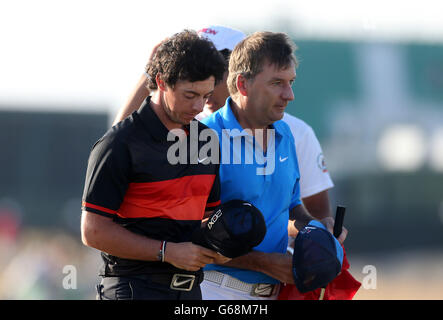 Der nordirische Rory McIlroy sieht mit seinem Caddy JP Fitzgerald am zweiten Tag der Open Championship 2013 im Muirfield Golf Club, East Lothian, niedergeschlagen aus. Stockfoto