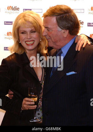 Die Schauspielerin Joanna Lumley und der Gastgeber für die Auszeichnungen Terry Wogan bei einer Fotozelle vor den Oldie of the Year Awards bei Simpsons in The Starnd, London. Die von der Zeitschrift Oldie gestifteten Preise würdigen die Arbeit älterer Mitglieder der Gesellschaft. Stockfoto