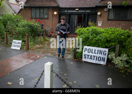 Am Wahltag Referendum Tageszeit Großbritanniens EU (Europäische Union) Ausfahrt Wähler das Wahllokal in Dulwich Dorf, am 23. Juni 2016, in South London, Großbritannien. Stockfoto