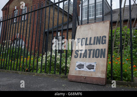 Am Wahltag Referendum Tageszeit Großbritanniens EU (Europäische Union), sehen wir das Wahllokal anmelden außerhalb St. Saviour Kirche in Herne Hill, Se24, 23. Juni 2016, in South London, Großbritannien. Stockfoto