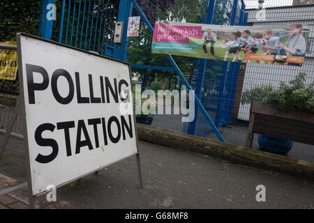 Am Wahltag Referendum Tageszeit Großbritanniens EU (Europäische Union) ist das äußere des St. Jude School die heute einem örtlichen Wahllokal in Brixton, am 23. Juni 2016, in South London, Großbritannien. Stockfoto