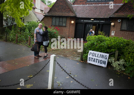 Am Wahltag Referendum Tageszeit Großbritanniens EU (Europäische Union) Ausfahrt Wähler das Wahllokal in Dulwich Dorf, am 23. Juni 2016, in South London, Großbritannien. Stockfoto