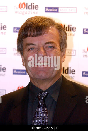 Der ehemalige DJ Tony Blackburn kommt bei den Oldie of the Year Awards bei den Simpsons in The Starnd an. Die von der Zeitschrift Oldie gestifteten Preise würdigen die Arbeit älterer Mitglieder der Gesellschaft. Stockfoto