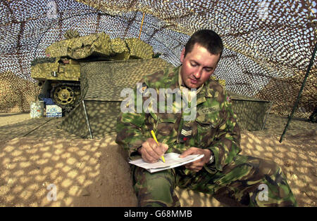 Sgt Pete Lydford, 33, aus Weymouth, Recce Truppe 2 RTR (Royal Tank Regiment), schreibt zu seiner 33-jährigen, schwanger werdenden Frau Sian, die in der nächsten Woche ihr zweites Kind erwartet, nach Hause. „Es ist hart hier, mein Herz ist bei meiner Frau, aber mein Geist muss auf dem Job zur Hand sein“, sagte er. Stockfoto