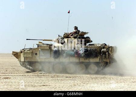 Mitglieder des Royal Regiment of Fusiliers, Wüstenratten auf Übung in der Nähe ihrer Basis in Kuwait. Stockfoto