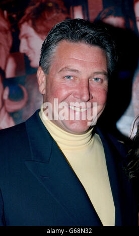 Tommy Walsh, Mitglied der Ground Force, während der WHSmiths People's Choice Book Awards im Warner West End Cinema in London. 16/05/04: Wurde von der griechischen Polizei fünf Stunden lang unter irrtümlichen Befürchtungen festgehalten, dass er versuchte, Sicherheitslücken im Olympiastadion aufzudecken, sagte er. Der Fernsehhersteller wurde gestern von Beamten ergriffen, nachdem er versucht hatte, sein Foto auf dem teilgebauten Standort in Athen zu machen. Aber der Moderator war mit dem Magazin Zoo dort, um einen Vortrag darüber zu halten, wie er das umstrittene Bauprogramm dachte. Stockfoto