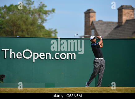 US's Tiger Woods schlägt den ersten Tag der Open Championship 2013 im Muirfield Golf Club, East Lothian ab. Stockfoto