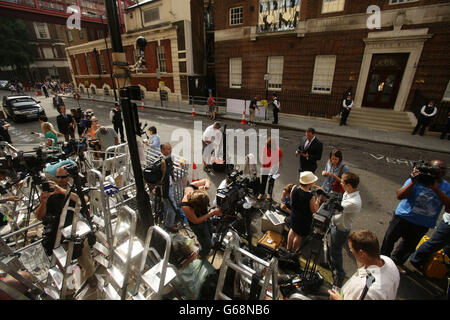 Eine allgemeine Ansicht des Presseschreibers vor dem Lindo-Flügel des St. Mary's Hospital in London, wie die Herzogin von Cambridge in den frühen Stadien der Arbeit in das Krankenhaus eingeliefert wurde, sagte Kensington Palace heute. Stockfoto