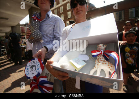 Gut mit Geschenken vor dem Lindo-Flügel des St. Mary's Hospital in London als die Herzogin von Cambridge in das Krankenhaus in den frühen Stadien der Arbeit aufgenommen wurde, sagte Kensington Palace heute. Stockfoto