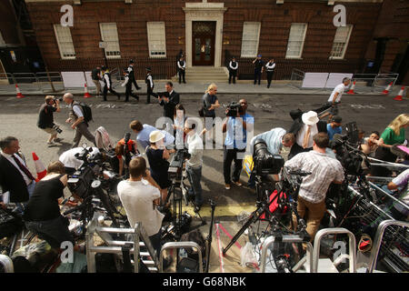 Eine allgemeine Ansicht des Presseschreibers vor dem Lindo-Flügel des St. Mary's Hospital in London, wie die Herzogin von Cambridge in den frühen Stadien der Arbeit in das Krankenhaus eingeliefert wurde, sagte Kensington Palace heute. Stockfoto