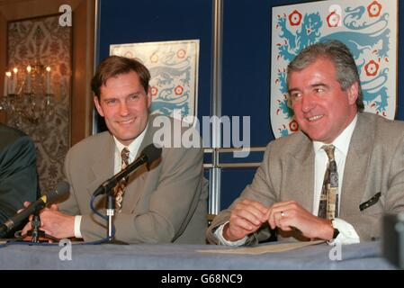 Glenn Hoddle (links), New England Manager/Coach, stellt sich mit Terry Venables den Medien gegenüber Stockfoto