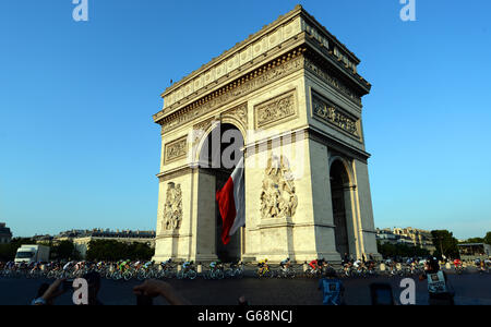 Chris Froome von Team Sky im Gelben Trikot des Rennführers fährt während der letzten Etappe der Tour de France in Paris um den Arc de Triomphe. DRÜCKEN SIE VERBANDSFOTO. Bilddatum: Sonntag, 21. Juli 2013. Siehe PA Story CYCLING Tour. Das Foto sollte lauten: John Giles/PA Wire. Stockfoto