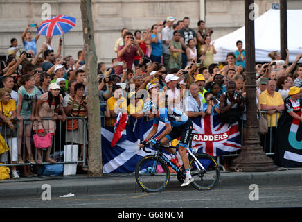 Der schottische David Millar wird von den Zuschauern bejubelt, als er während der letzten Etappe der Tour de France in Paris eine Einzelpausenfahrt macht. DRÜCKEN SIE VERBANDSFOTO. Bilddatum: Sonntag, 21. Juli 2013. Siehe PA Story CYCLING Tour. Das Foto sollte lauten: John Giles/PA Wire. Stockfoto